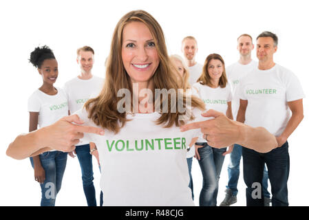 Glückliche Frau, Freiwillige Text auf T-Shirt Stockfoto