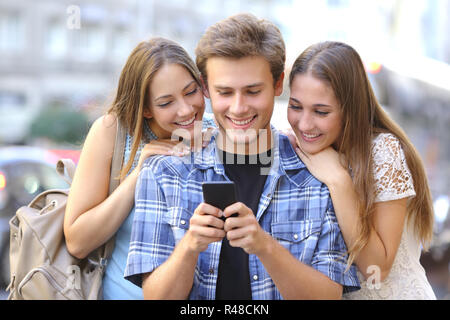 Freunde Freigeben von Medien in einem smart phone Stockfoto