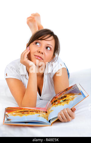 Junge Frau lesen Travel Magazine Stockfoto