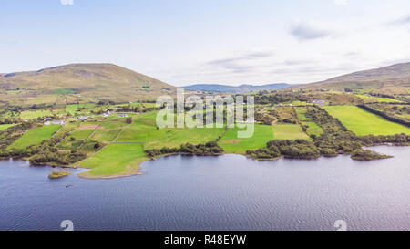 Betriebe mit Blick auf malerische Lough Mask, an der Grenze der Grafschaft Mayo und im County Galway in Irland. Stockfoto