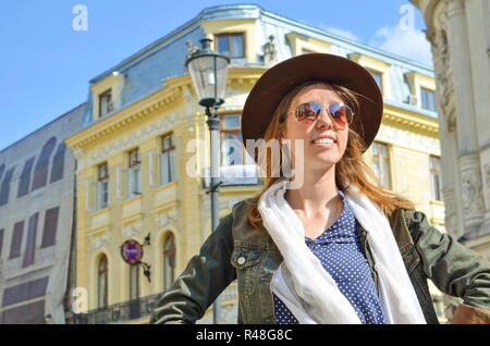 Happy brunette Mädchen bereit, um die Stadt zu erkunden Stockfoto