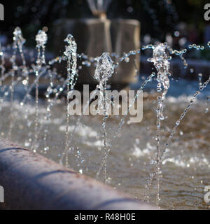 Wasserstrom auf Boden spritzt Stockfoto