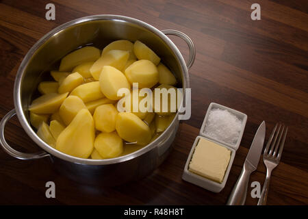 In einem Topf, Silber, frisch geschälte Kartoffeln in Wasser, so dass die Ergänzung eine Freude ist! Stockfoto