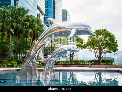 Dolphin Skulptur außerhalb der Gateway und China Ferry Terminal Gebäude, Tsim Sha Tsui, Kowloon, Hong Kong Stockfoto