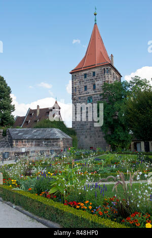 Gärten und mittelalterlichen Turm in Nürnberg Stockfoto