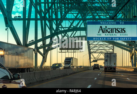 Verkehr bei Sonnenuntergang auf dem Hernando de Soto Brücke über den Mississippi zwischen Memphis, TN und West Memphis, AR auf der Interstate 40. (USA) Stockfoto