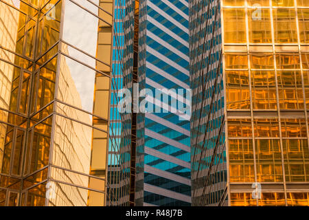 Blau und Gold hohe Gebäude der Gateway die Türme der Stadt und die China Hong Kong City Complex, beziehungsweise, Tsim Sha Tsui, Hong Kong Stockfoto