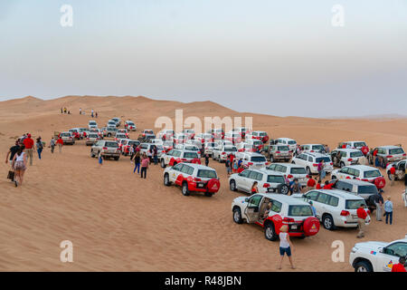 Touristen verbinden Wüstensafari in Dubai Stockfoto