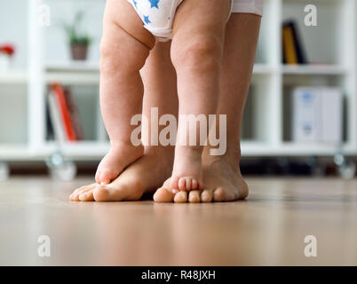 Mutter und Baby Beine. Erste Schritte. Stockfoto