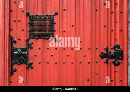 Alten, roten Holztür mit Armaturen auf ein Haus in Brugge, Belgien Stockfoto