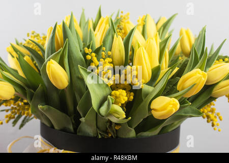 Hellen Frühlingsstrauß Tulpen und Mimosen Blüten Stockfoto