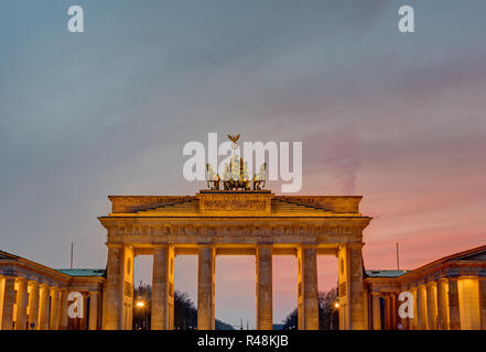 Das Brandenburger Tor in Berlin nach Sonnenuntergang Stockfoto