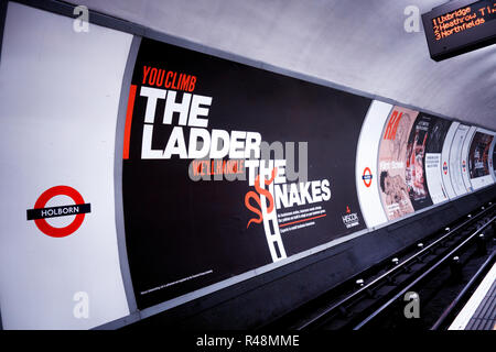 48 Blatt Plakatwerbung Poster neben die Tracks auf der London Underground Track Stockfoto