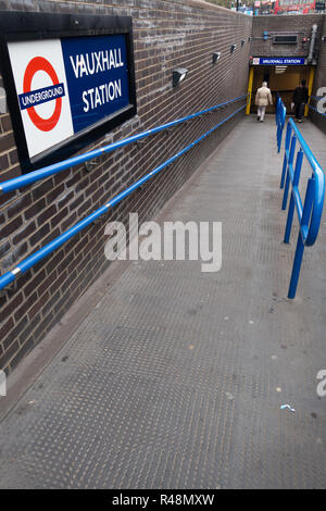 U-Bahn Eingang Rampe für Vauxhall Tube Station Stockfoto
