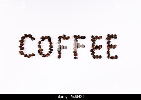Kaffeebohnen, die das Wort "Kaffee" auf weißem Hintergrund Stockfoto