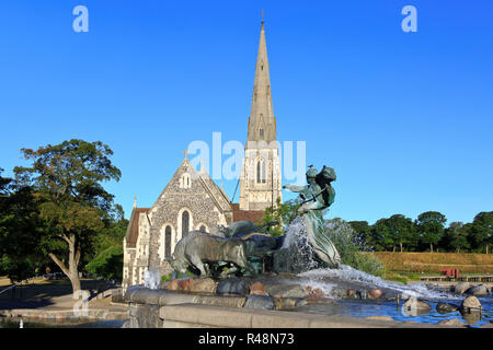 Die Gefion Fountain (1908) und der anglikanischen St. Alban Kirche aka Englische Kirche (1887) in Kopenhagen, Dänemark. Stockfoto