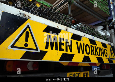 Männer Warnschild an der Rückseite des Lkw in Soho, London Stockfoto
