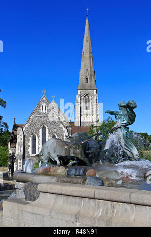 Die Gefion Fountain (1908) und der anglikanischen St. Alban Kirche aka Englische Kirche (1887) in Kopenhagen, Dänemark. Stockfoto