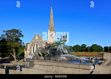 Die Gefion Fountain (1908) und der anglikanischen St. Alban Kirche aka Englische Kirche (1887) in Kopenhagen, Dänemark. Stockfoto