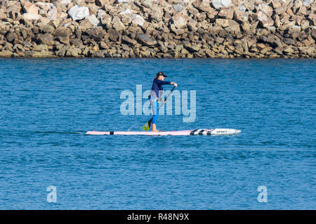 Frau auf einem Stand Up Paddle Board und in Kalifornien USA Stockfoto