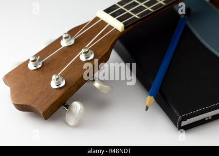 Notebook, Bleistift und Ukulele Stockfoto