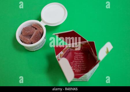 Ein Paket von essbaren Marihuana gummies. Stockfoto