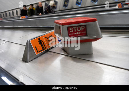 Not-aus-Schild und Schaltfläche in der Londoner U-Bahn Stockfoto