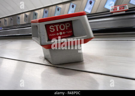 Not-aus-Schild und Schaltfläche in der Londoner U-Bahn Stockfoto