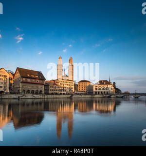 Zürich, Schweiz - Ansicht mit Grossmünster Kirche Stockfoto