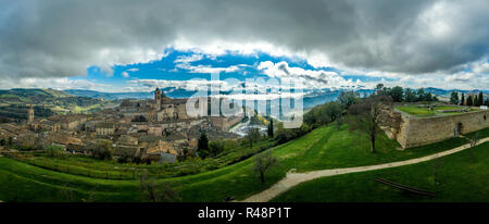 Luftaufnahme der mittelalterlichen Stadtmauer von Urbino mit Dogenpalast, gotische Römisch-katholische Kathedrale, Stadtmauer, Tore und Universität in Marche Italien Stockfoto