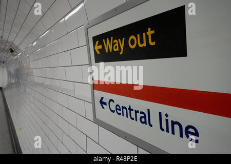 Weg aus Richtung und Central Line Schild an der U-Bahn U-Bahn in London, England Stockfoto