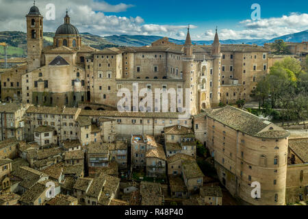 Luftaufnahme der Herzogspalast in Urbino mittelalterliche Weltkulturerbe in Marche Italien Stockfoto