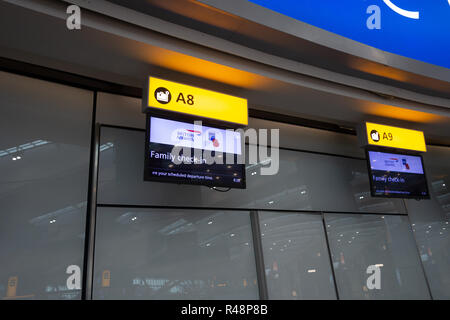 British Airways Familie Check-in-Bereich am Flughafen Heathrow International Airport in London, Vereinigtes Königreich. Stockfoto