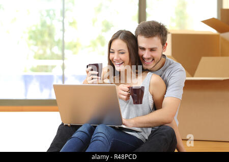 Paar online kaufen und Umzug Stockfoto