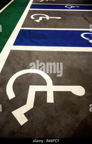 Behindertenparkplätze Symbole und Orte am Flughafen Heathrow International Airport in London, Vereinigtes Königreich. Stockfoto