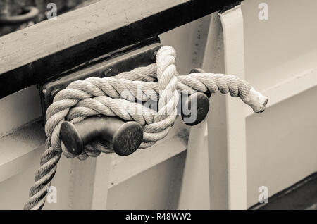 Seil gebunden, Poller Segelboot, sepia Stockfoto