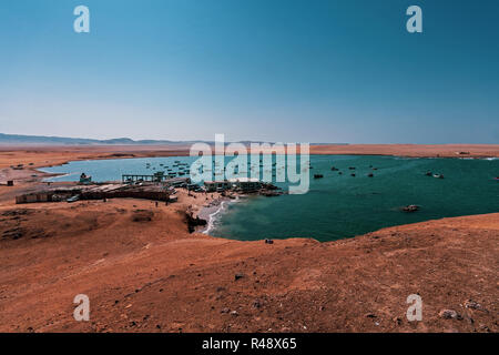 Sandstrand mit Booten von oben gesehen an einem sonnigen Tag Stockfoto