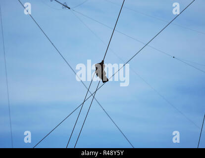 Verbinden Sie die beiden Kabel mit Metall Befestigung Stärke Stockfoto