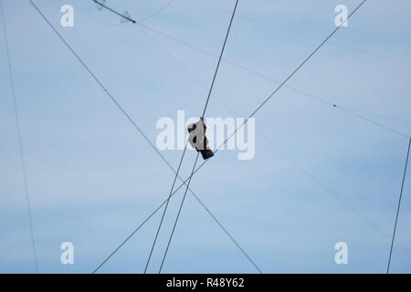 Verbinden Sie die beiden Kabel mit Metall Befestigung Stärke Stockfoto