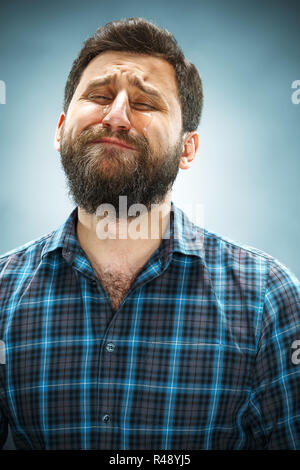 Der schreiende Mann mit Tränen im Gesicht closeup Stockfoto