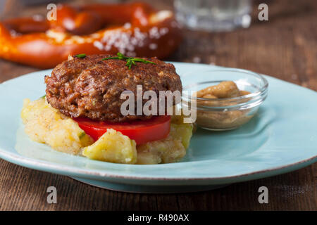 Bayerische Bouletten und Kartoffelsalat Stockfoto