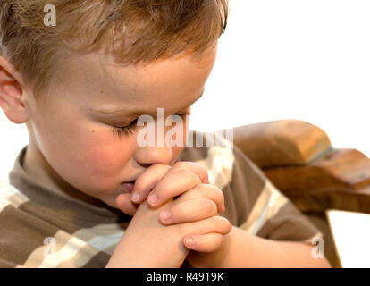 Kleiner Junge beten Stockfoto