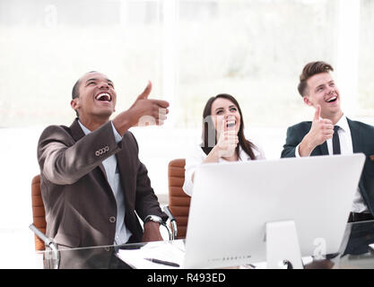 Erfolgreiche internationale Business Team mit Daumen hoch Stockfoto
