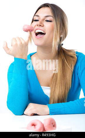 Junge schöne Mädchen essen Donut. Auf weiß isoliert. Stockfoto