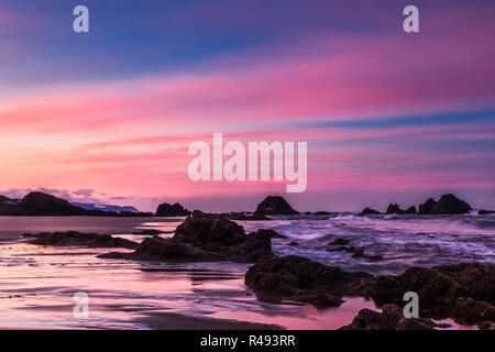 Seal Rock Beach Oregon bei Sonnenaufgang Stockfoto