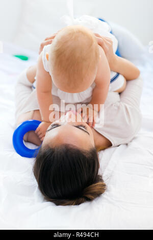 Baby Mädchen und ihre Mutter spielen zu Hause Stockfoto