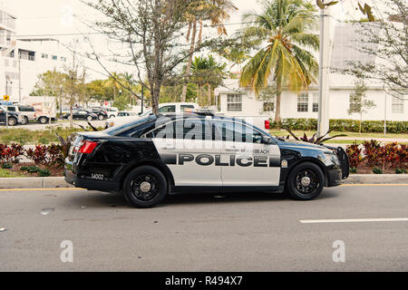 Miami Beach, Florida - Dezember 17, 2015: Polizei Auto mit einsatzfahrzeug Beleuchtung stehen auf der Straße in der Nähe von Miami Strand mit Palmen sonnigen Summe Stockfoto