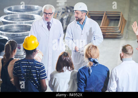 Arbeitnehmer Treffen mit dem Management der Fabrik Stockfoto
