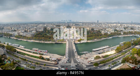 Blick auf den Place du Trocadero vom Eiffelturm mit La Defense im Hintergrund Stockfoto