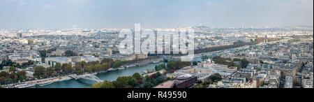 Breites Panorama der Innenstadt von Paris vom Eiffell Turm mit der Kirche Hügel im Hintergrund Stockfoto